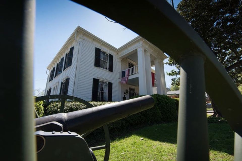 Civil War History Tour – The Battle of Franklin, Tennessee - Lunch in historic downtown Franklin: use the break on purpose
