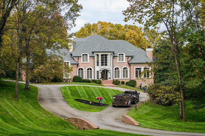 Nashville "Homes Of The Stars" Narrated Bus Tour with 30+ Celebrity Homes - Where You Start: The Gray Line Meeting Point and How to Get Ready